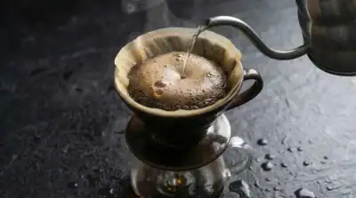 Kahveniz neden acı olur blog yazısı için blooming yapan taze kahve demleme görseli