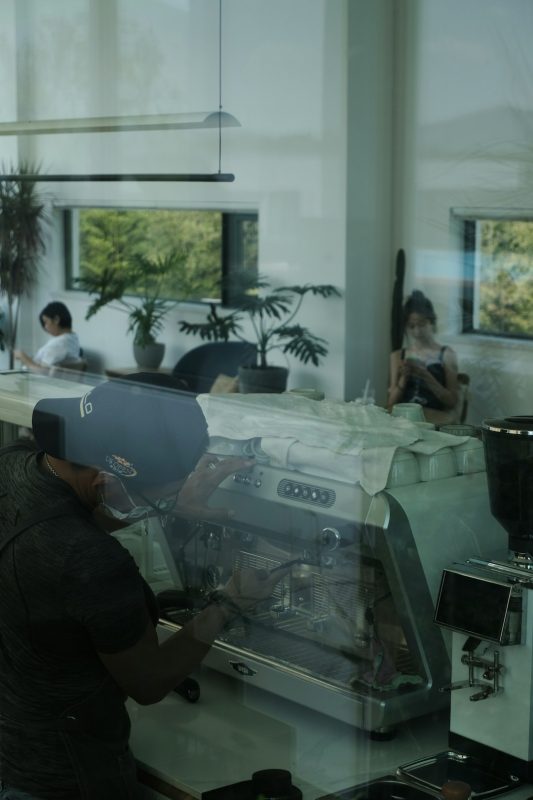 Evde barista gibi kahve yapmanın 7 gizli sırrını keşfedin! Su kalitesinden öğütme derecesine, en lezzetli kahveler için profesyonel ipuçları burada.