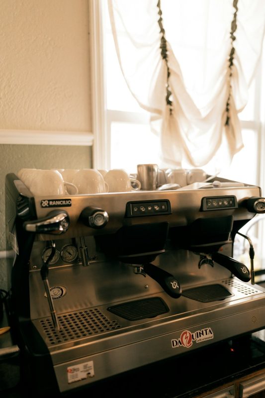 Yaş almış baristaların ellerinde demlenen kahvenin sırlarını keşfedin. Her fincan, yılların tecrübesi ve eşsiz hikayelerle dolu. Bilgeliği yudumlayın!