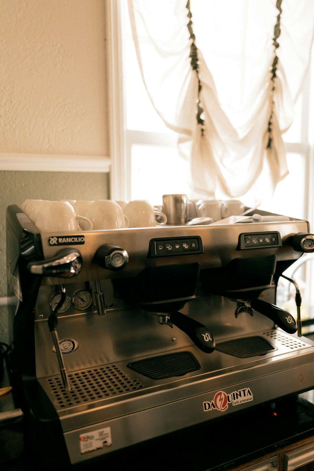 Yaş almış baristaların ellerinde demlenen kahvenin sırlarını keşfedin. Her fincan, yılların tecrübesi ve eşsiz hikayelerle dolu. Bilgeliği yudumlayın!