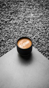 Kahve zehirlenmesi artarken, fincanınızdaki görünmez deterjan kalıntıları sağlığınızı tehdit mi ediyor? Uzmanlar uyarıyor! Güvenli kahve keyfi için önlemler.